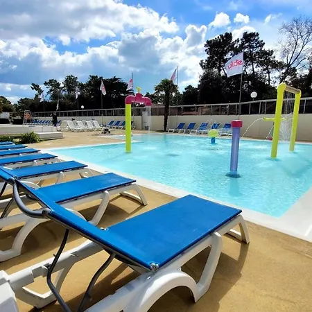 Bungalow De 2 Chambres Avec Piscine Partagee Sauna Et Wifi A Jean De Monts A 3 Km De La *